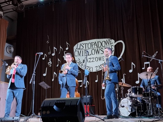 Images: Playing family koncert
